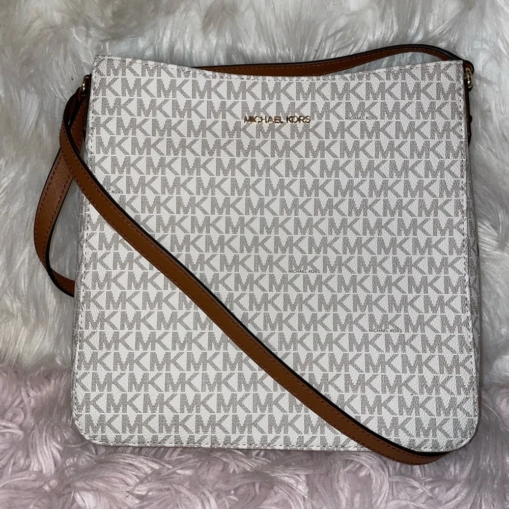 Michael Kors LG messenger bag